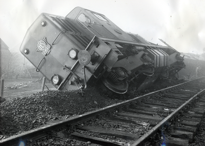 807615 Afbeelding van de ontspoorde diesel-electrische locomotief nr. 2495 (serie 2400/2500) van de N.S. na de botsing ...